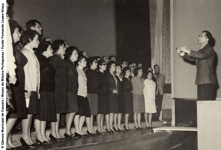 Fernando Lopes-Graça a dirigir o Coro da Academia dos Amadores de Música